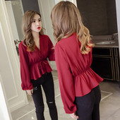 Modern női ing V-nyakkal és gombokkal