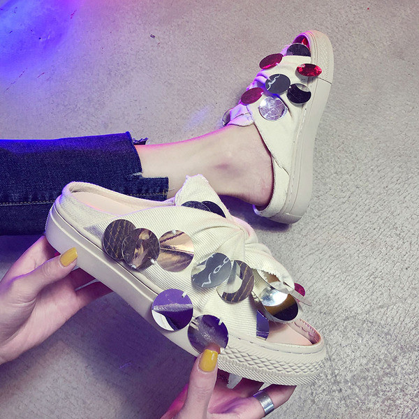 Κομψές κυρίες παντόφλες με πούλιες σε τρία χρώματα