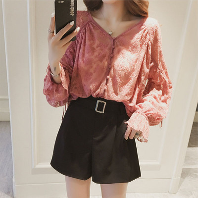 Μοντέρνο γυναικείο πουκάμισο με δαντέλα και λαιμόκοψη σε σχήμα V