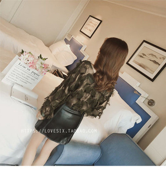 Stílusos női blúz V-nyakkal, két színben, rojtokkal