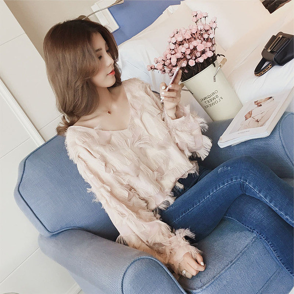 Stílusos női blúz V-nyakkal, két színben, rojtokkal