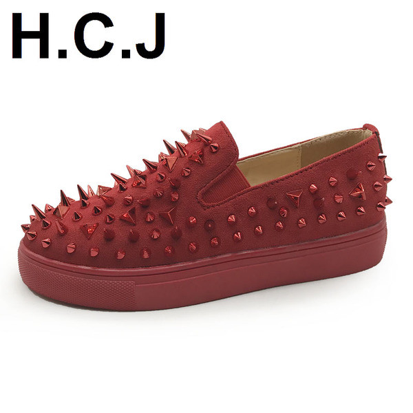 Modern női alkalmi cipő fém díszítéssel, két színben