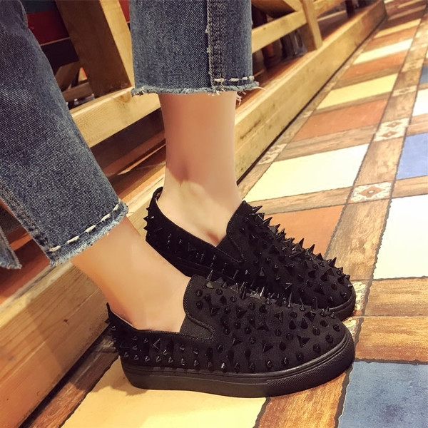 Modern női alkalmi cipő fém díszítéssel, két színben