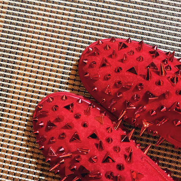 Modern női alkalmi cipő fém díszítéssel, két színben