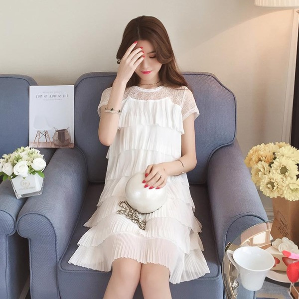 Modern női ruha csipkével három színben, rövid ujjal