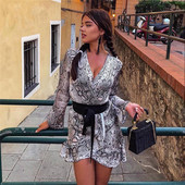 Modern női ruha hosszú ujjal és V-nyakkal