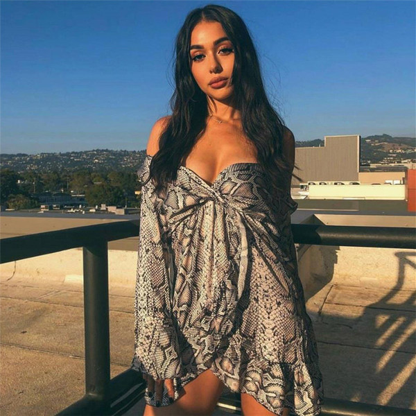 Modern női ruha hosszú ujjal és V-nyakkal