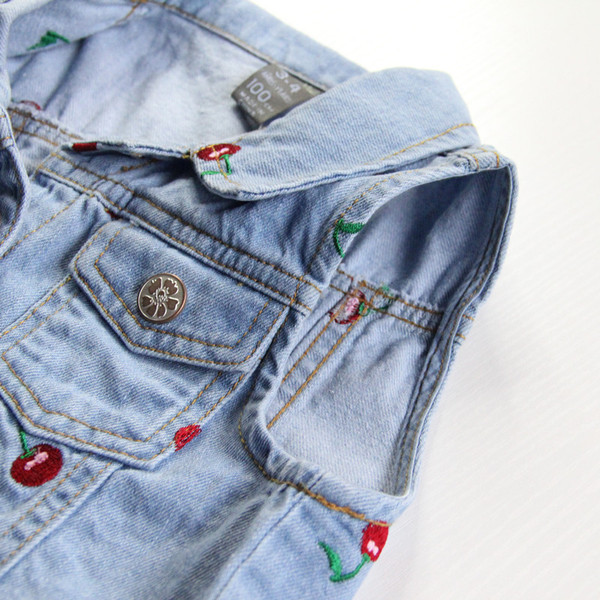 Gyermek mellény kék hímzéssel