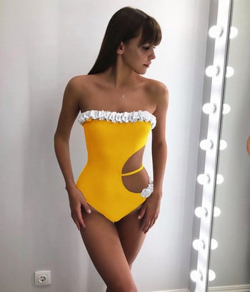 Μοντέρνο full swimsuit με περικοπές σε διάφορα χρώματα