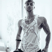 Ανδρικό αμάνικο μπλουζάκι σε δύο χρώματα με εφαρμογή