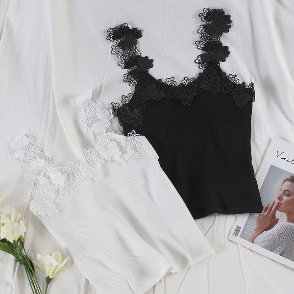 Stílusos női felső, fehér és fekete színben, csipkével
