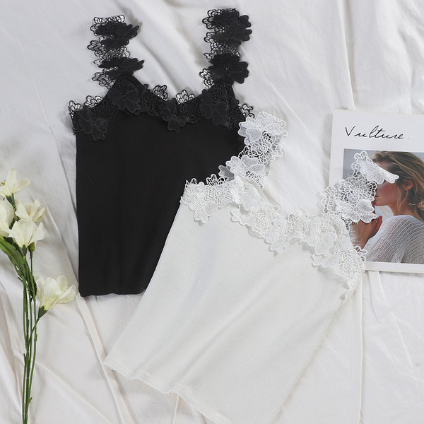 Stílusos női felső, fehér és fekete színben, csipkével