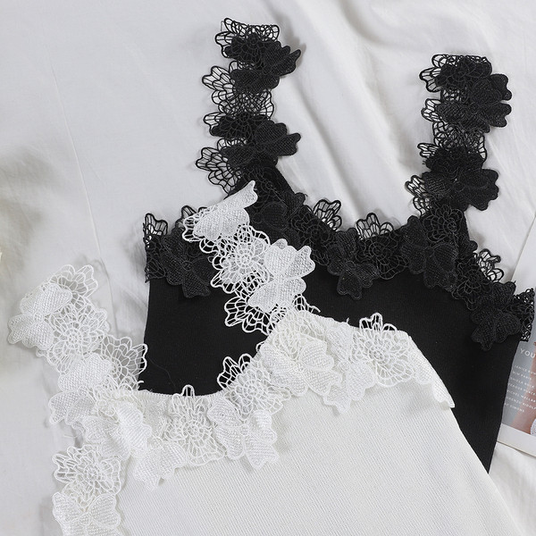 Stílusos női felső, fehér és fekete színben, csipkével