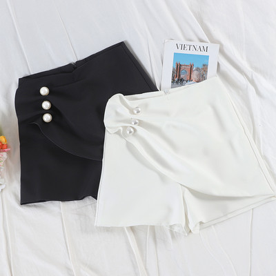 Модерни къси дамски панталони с декорация перли в бял и черен цвят