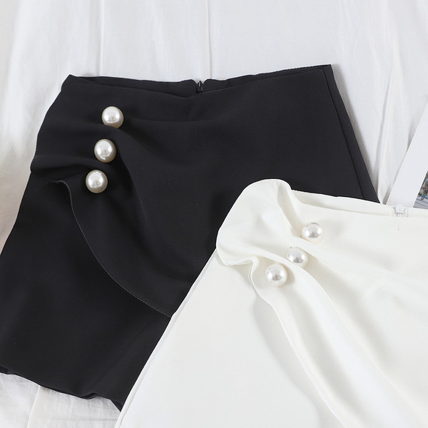 Modern női rövidnadrág gyöngy díszítéssel fehér és fekete színben