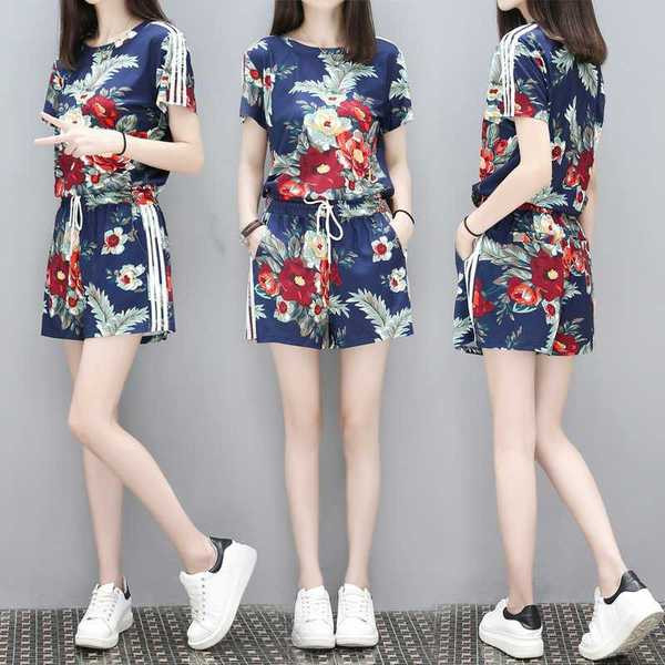 Modern női póló rövidnadrággal, virágmotívumokkal, két színben