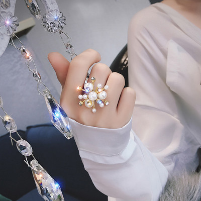 Модерен дамски пръстен с камъни и перли