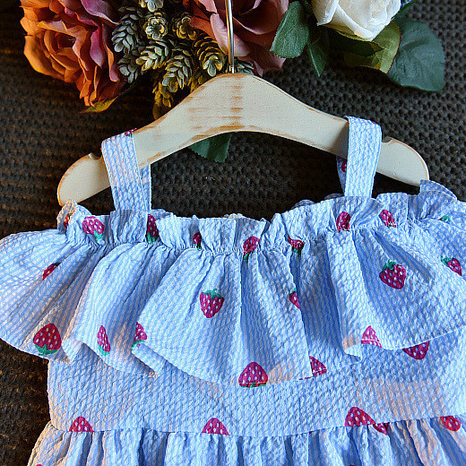 Jelenlegi gyerekruha kék és piros színben