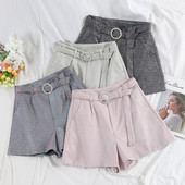 Къси стилни дамски панталони с лъскав ефект и колан в няколко цвята