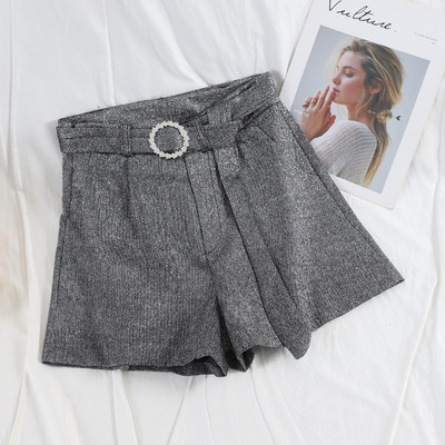 Къси стилни дамски панталони с лъскав ефект и колан в няколко цвята