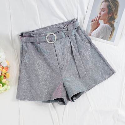 Къси стилни дамски панталони с лъскав ефект и колан в няколко цвята