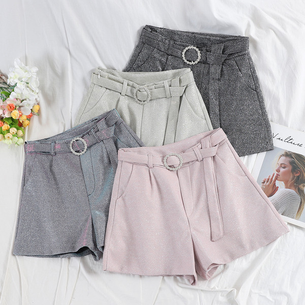 Къси стилни дамски панталони с лъскав ефект и колан в няколко цвята