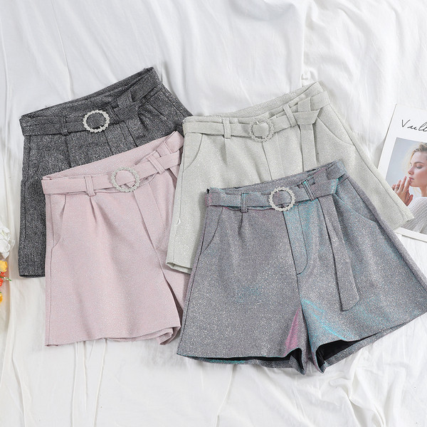 Къси стилни дамски панталони с лъскав ефект и колан в няколко цвята