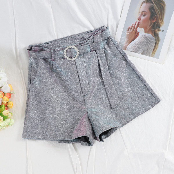 Къси стилни дамски панталони с лъскав ефект и колан в няколко цвята
