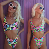 Modern egész fürdőruha színes motívummal