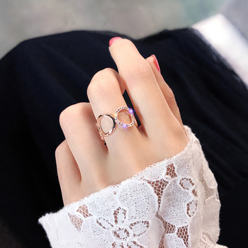 Μοντέρνο γυναικείο δαχτυλίδι με διακοσμητικές πέτρες