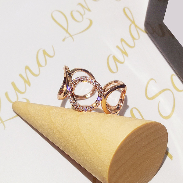 Μοντέρνο γυναικείο δαχτυλίδι με διακοσμητικές πέτρες