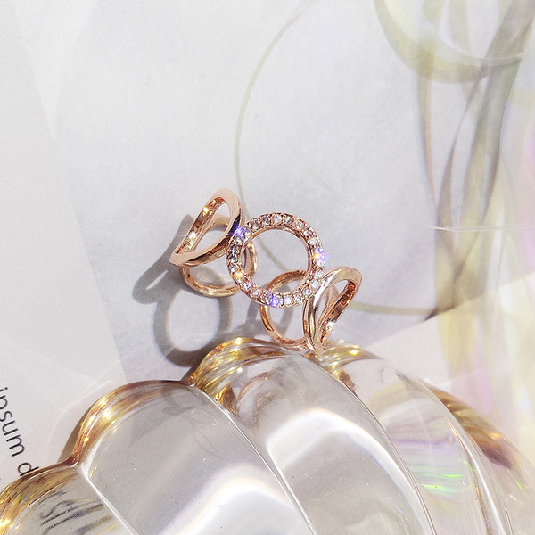 Μοντέρνο γυναικείο δαχτυλίδι με διακοσμητικές πέτρες