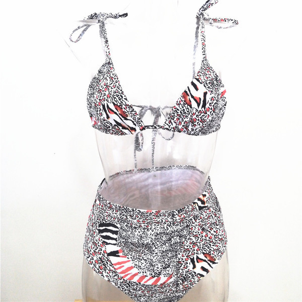 Stílusos, kétrészes női fürdőruha, magas derékkal