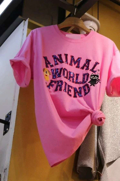 Modern női póló rózsaszín színben hímző elemmel és flitterekkel