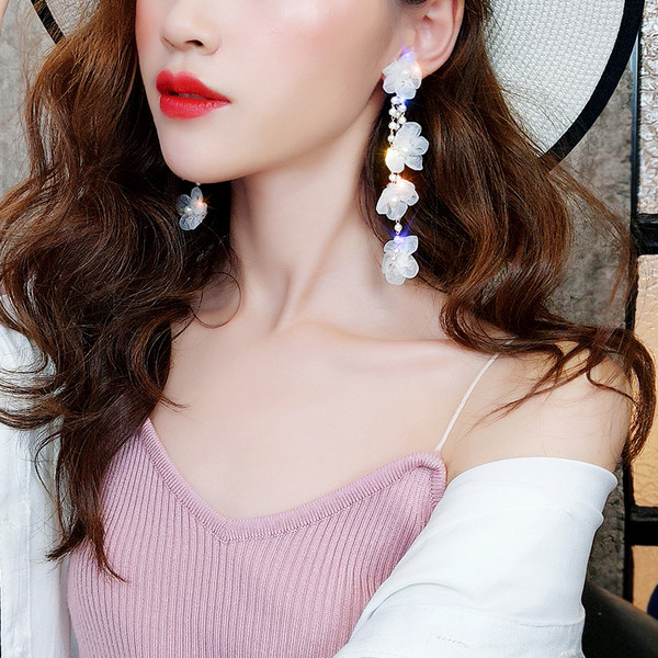 Stílusos női hosszú fülbevaló két színben gyöngyökkel