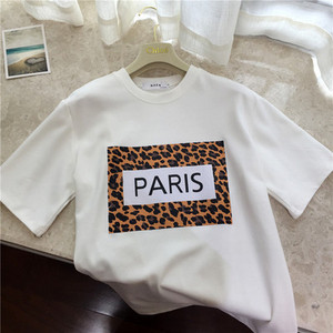 Μοντέρνα γυναικεία T-shirt με O-λαιμόκοψη σε δύο χρώματα με εφαρμογή