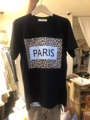 Μοντέρνα γυναικεία T-shirt με O-λαιμόκοψη σε δύο χρώματα με εφαρμογή