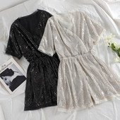 Stílusos női jumpsuit fekete-fehér flitterekkel és V-nyakú