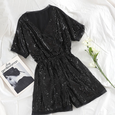 Stílusos női jumpsuit fekete-fehér flitterekkel és V-nyakú