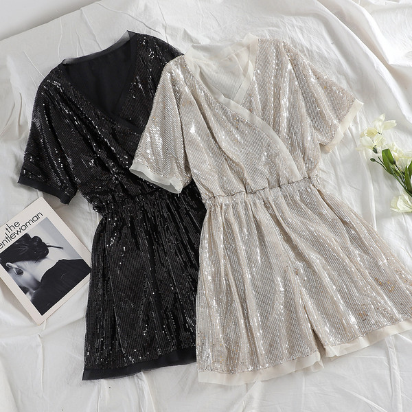 Stílusos női jumpsuit fekete-fehér flitterekkel és V-nyakú