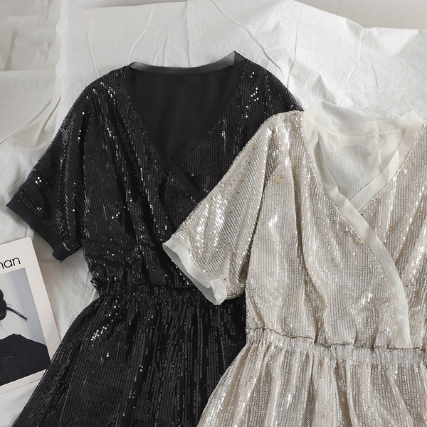 Stílusos női jumpsuit fekete-fehér flitterekkel és V-nyakú