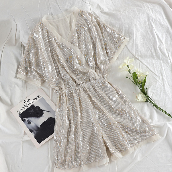 Stílusos női jumpsuit fekete-fehér flitterekkel és V-nyakú