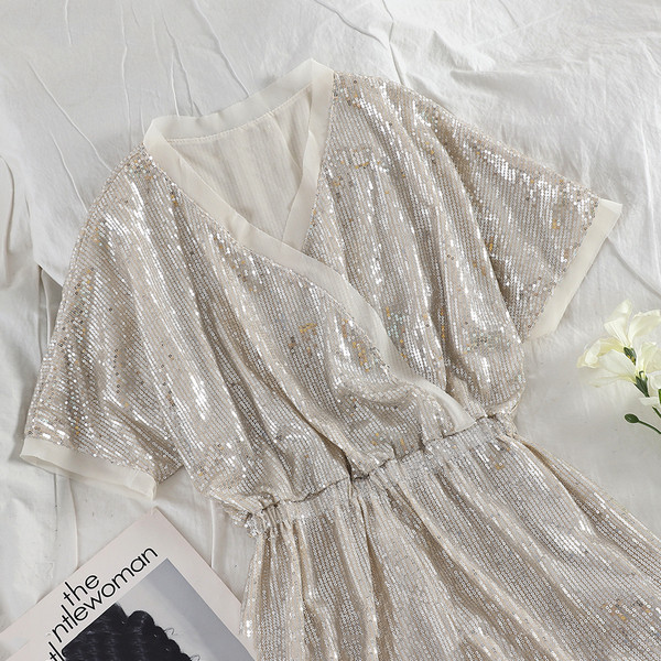 Stílusos női jumpsuit fekete-fehér flitterekkel és V-nyakú