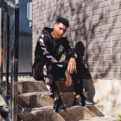 Aktuális férfi pulóver fekete színben, rátéttel