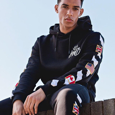 Aktuális férfi pulóver fekete színben, rátéttel