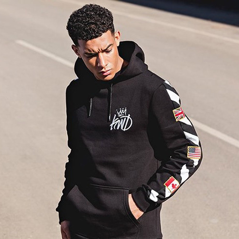 Aktuális férfi pulóver fekete színben, rátéttel