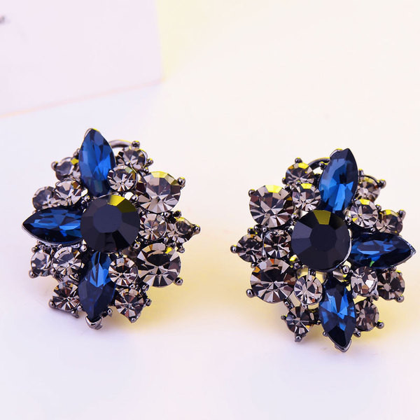 Modern női fülbevaló kövekkel, három színben