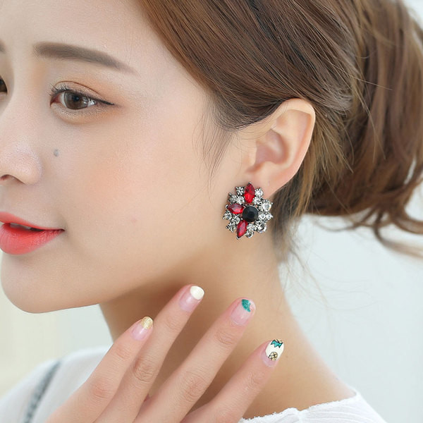 Modern női fülbevaló kövekkel, három színben