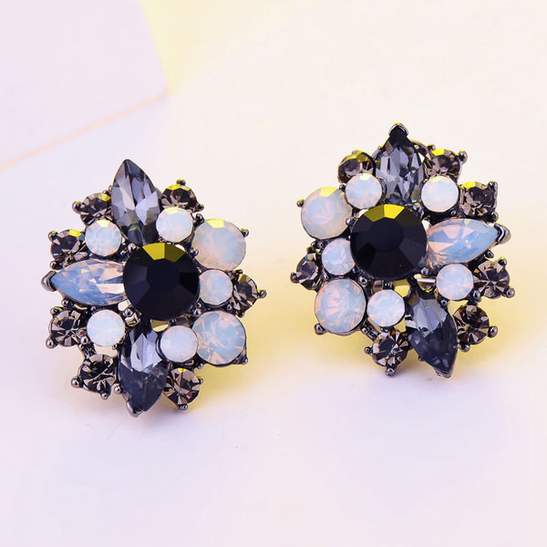 Modern női fülbevaló kövekkel, három színben