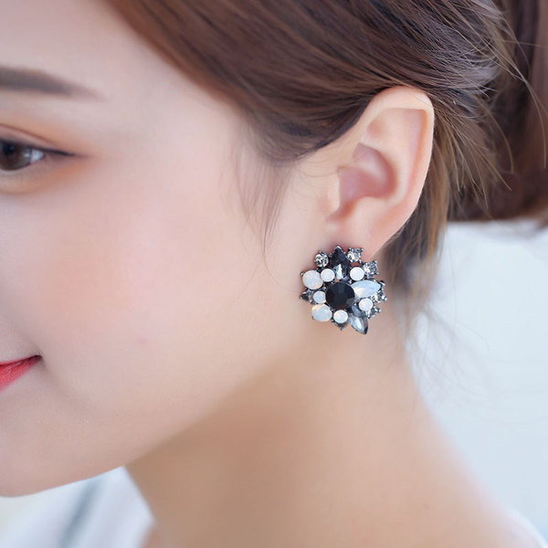 Modern női fülbevaló kövekkel, három színben